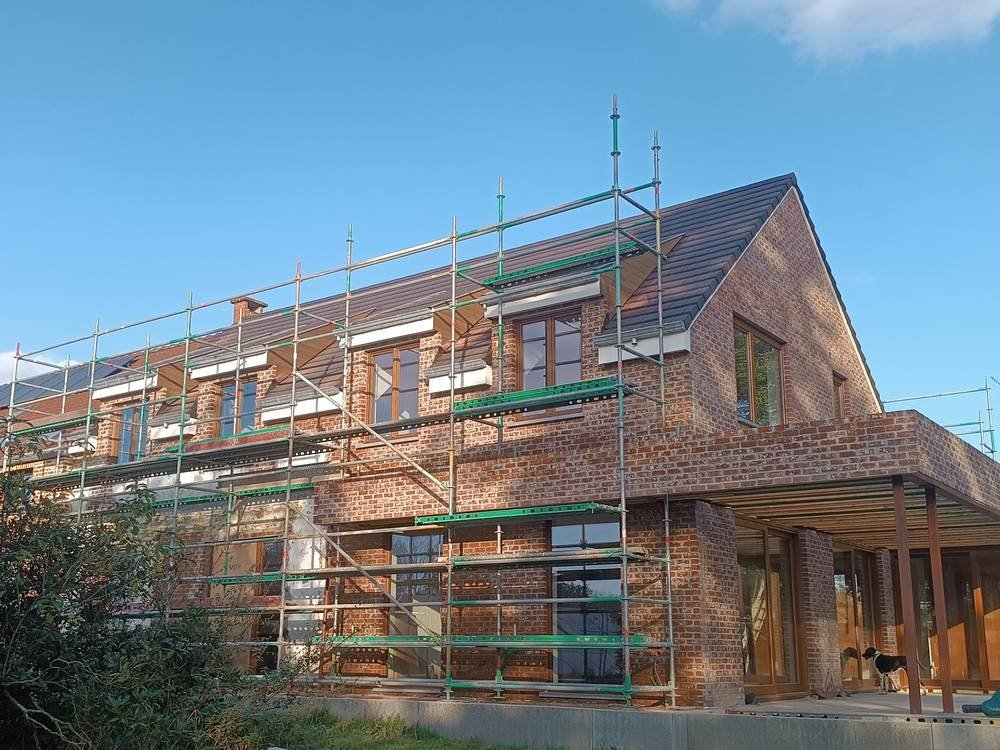 Rénovation complète d'une toiture en tuiles sur une maison en briques, chantier Mohimont Toiture à Perwez