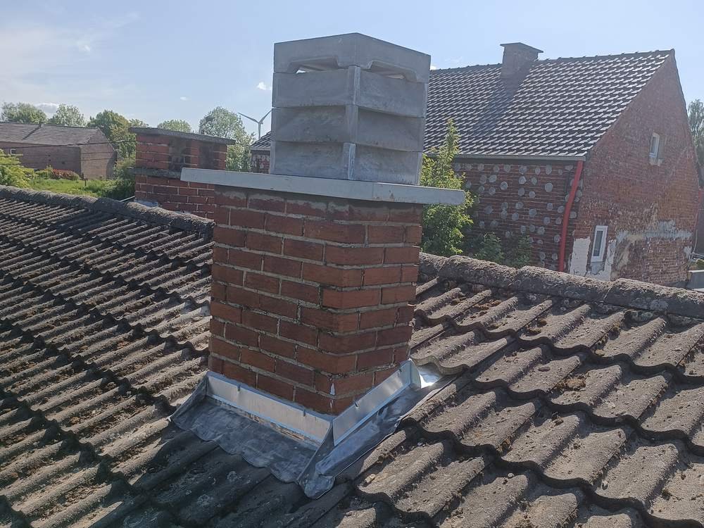 Cheminée en briques refaite avec solin et bavette en zinc sur une toiture en tuiles, chantier Mohimont Toiture