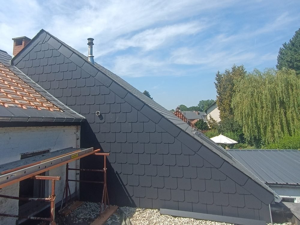 Pignon entièrement couvert en ardoises anthracite par Mohimont Toiture, couvreur à Perwez