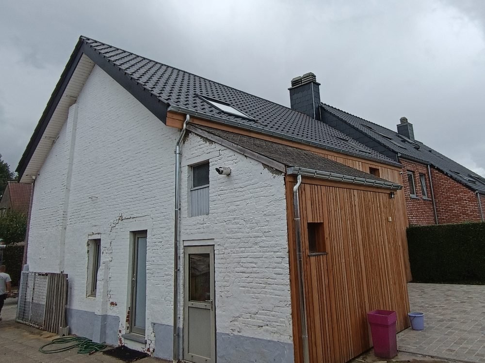 Toiture en tuiles avec gouttière et descente en zinc réalisées par Mohimont Toiture à Perwez