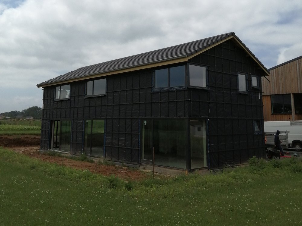 Toiture neuve en tuiles sur une construction contemporaine, chantier Mohimont Toiture en Brabant wallon