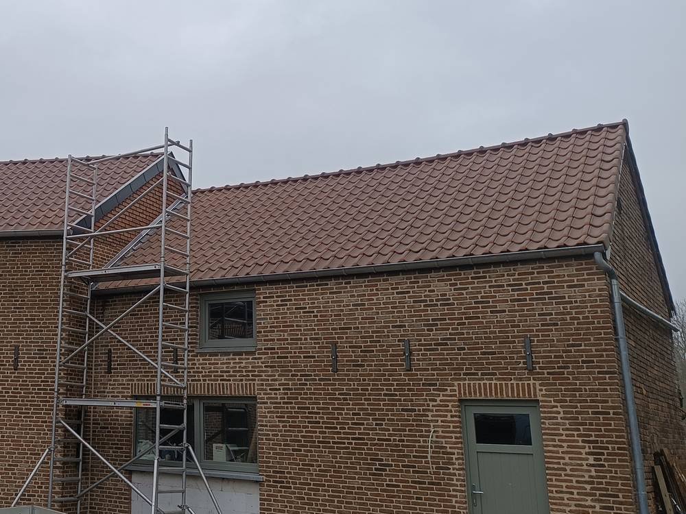 Corps de ferme rénové avec une toiture neuve en tuiles terre cuite, chantier Mohimont Toiture