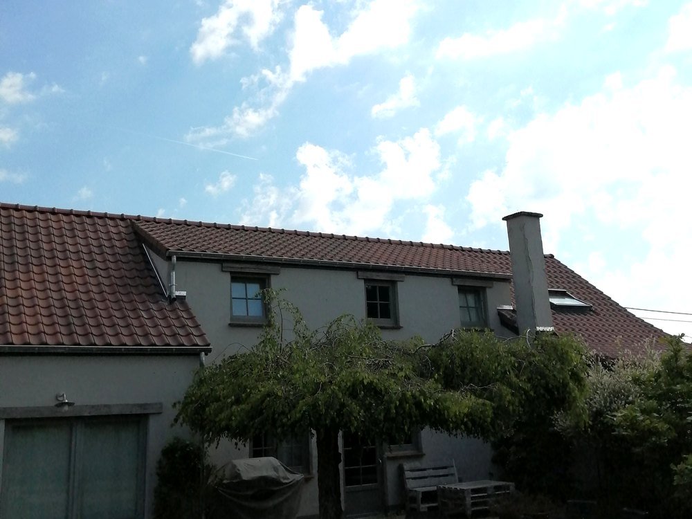 Toiture en tuiles avec fenêtre de toit et cheminée, chantier Mohimont Toiture à Perwez