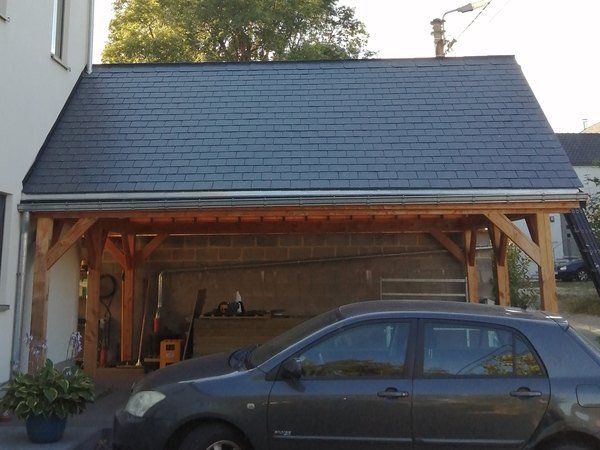 Carport en charpente apparente avec couverture en ardoises