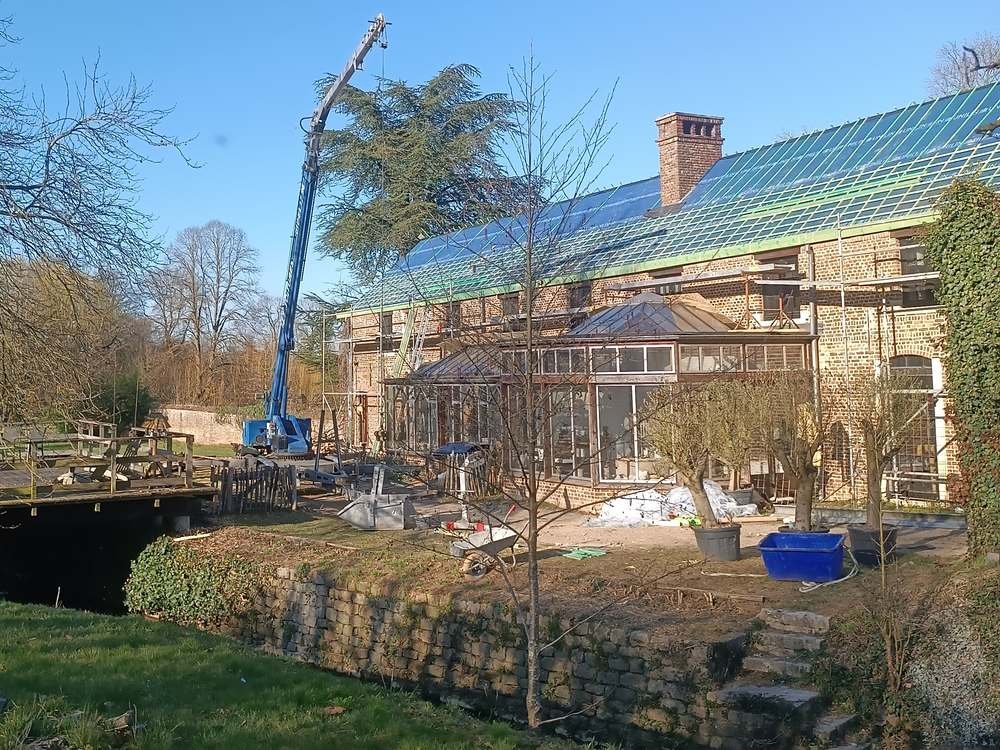 Rénovation d'une grande toiture avec sous-toiture et nacelle élévatrice, chantier Mohimont Toiture