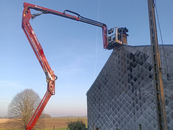 Intervention en nacelle sur un pignon en ardoises