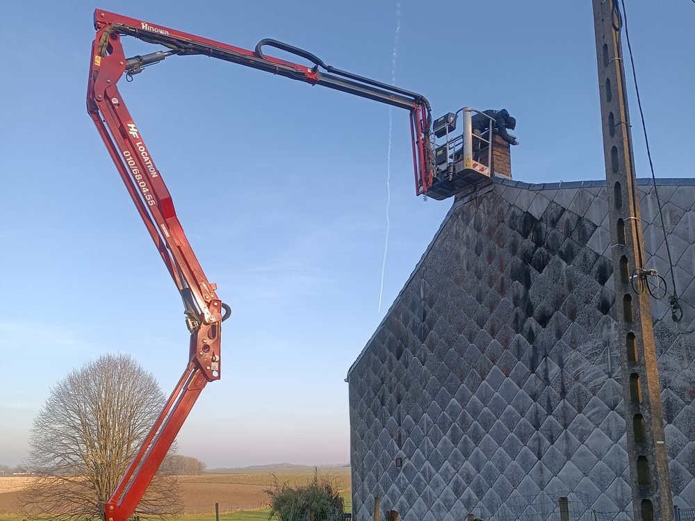 Nacelle araignée en place pour intervenir sur une cheminée en hauteur, chantier Mohimont Toiture
