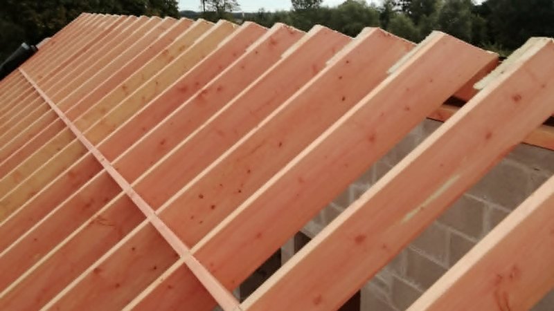 Charpente neuve en sapin sur un bâtiment en construction