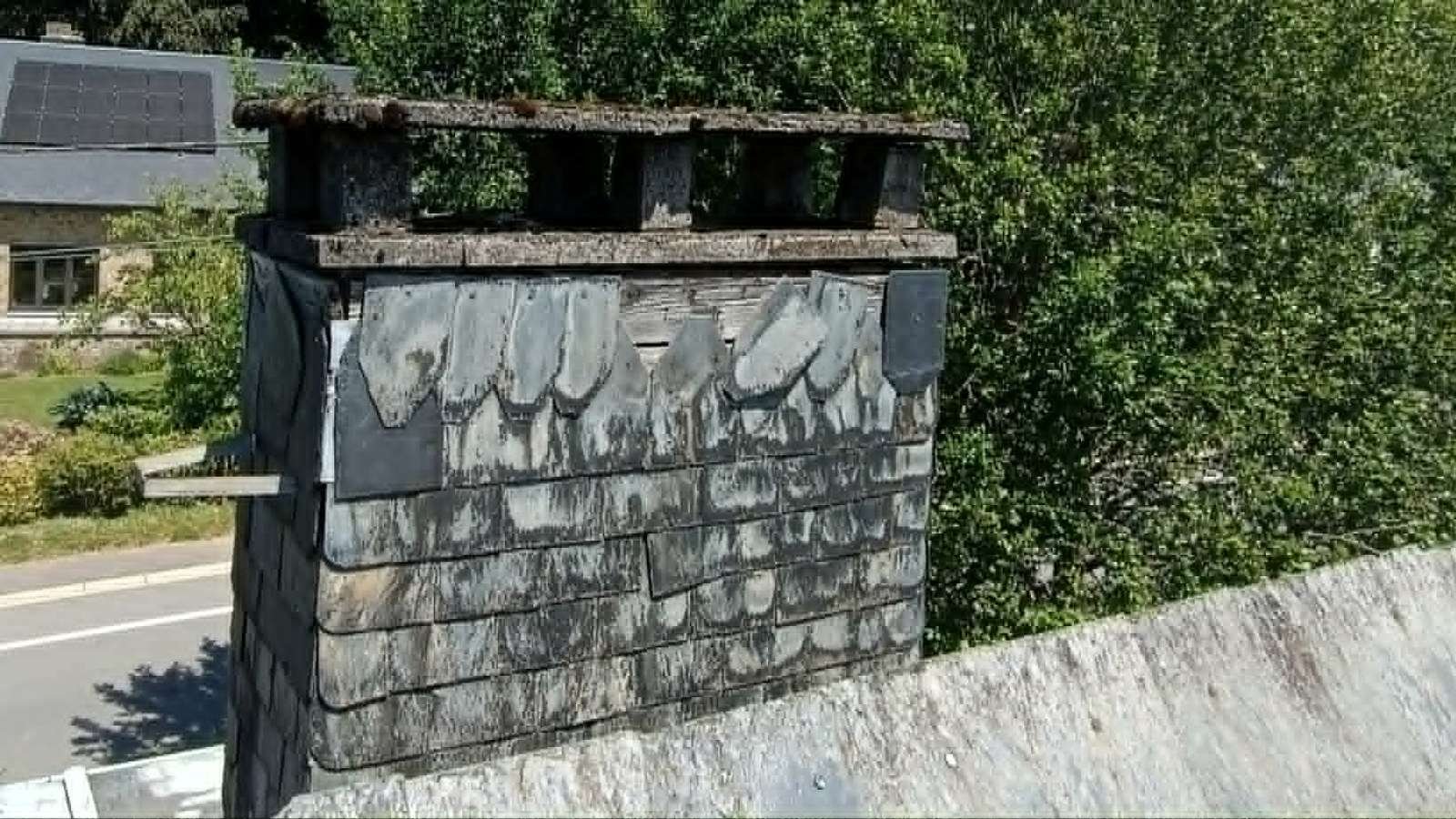 Cheminée et solins en ardoise à réparer sur une toiture à Perwez