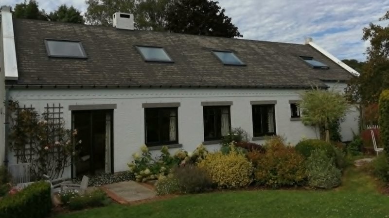 Fenêtre de toit Velux intégrée dans une couverture en tuiles