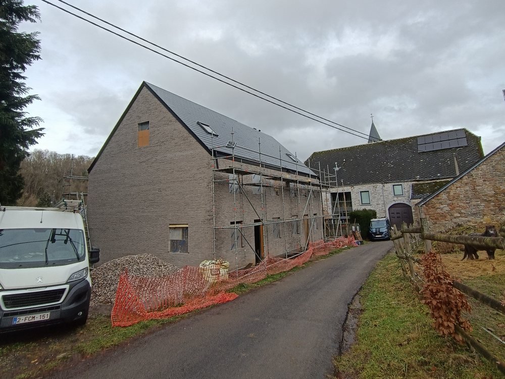 Maison dont la toiture a été refaite en ardoises, avec Velux